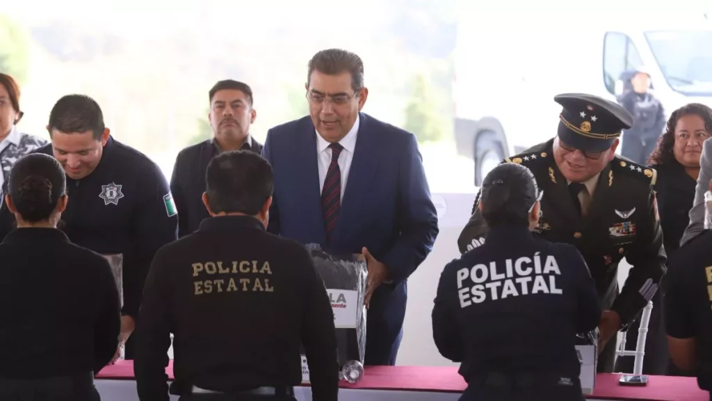 “Son gente que nos cuida”: Sergio Salomón a policías tras entregar uniformes y reconocimientos