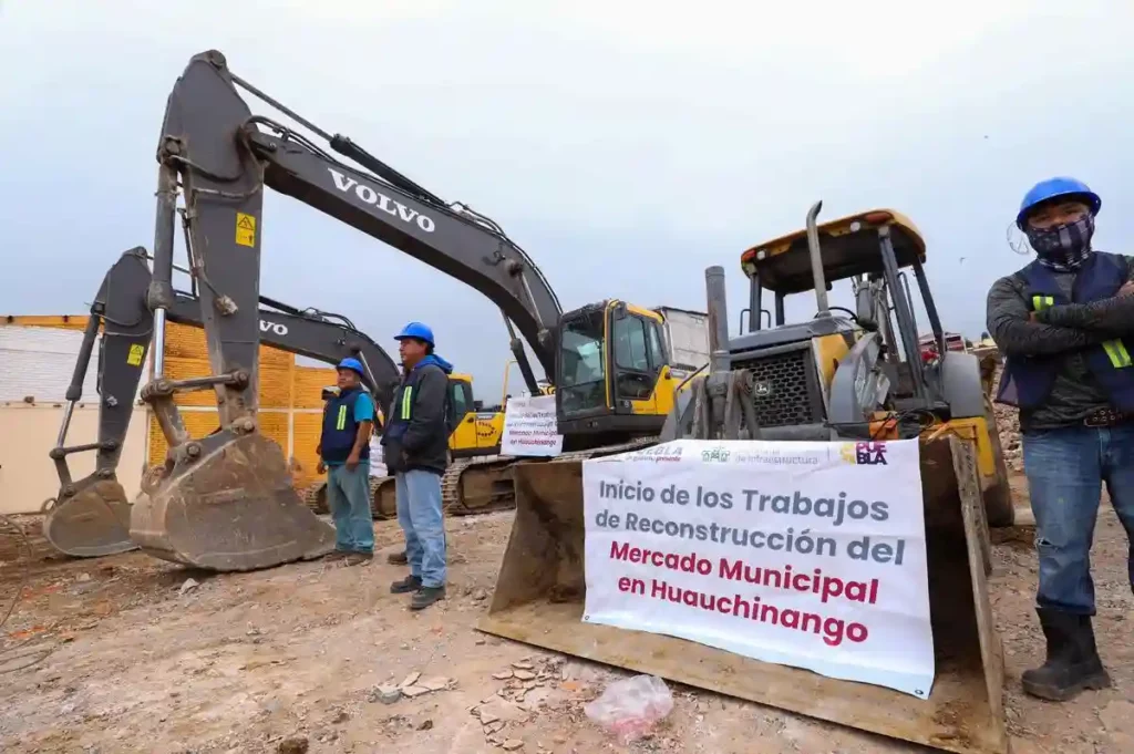 Trabajadores en reconstrucción del mercado municipal de Huauchinango.