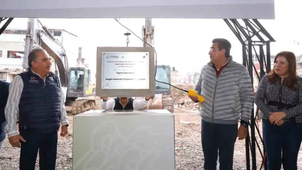 Sergio Salomón coloca la primera piedra del nuevo mercado municipal de Huauchinango