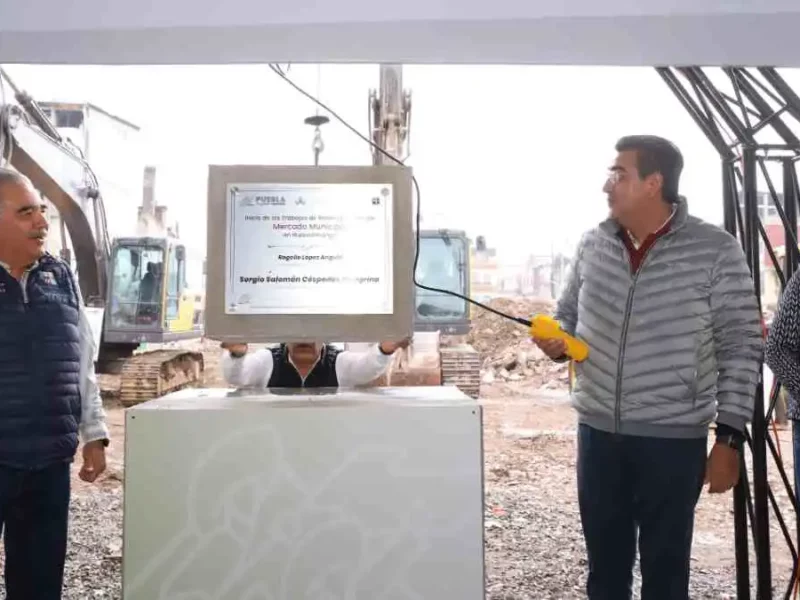 Sergio Salomón coloca la primera piedra del nuevo mercado municipal de Huauchinango