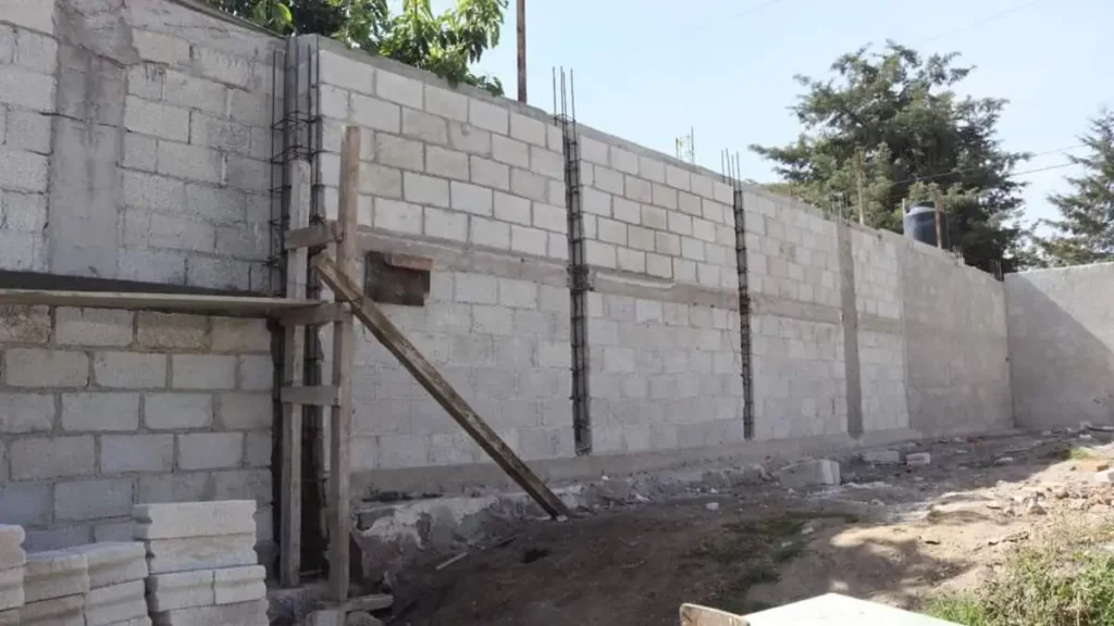 Ayuntamiento de Amozoc construye barda en escuela Himno Naciona