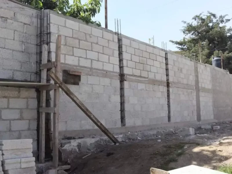 Ayuntamiento de Amozoc construye barda en escuela Himno Naciona