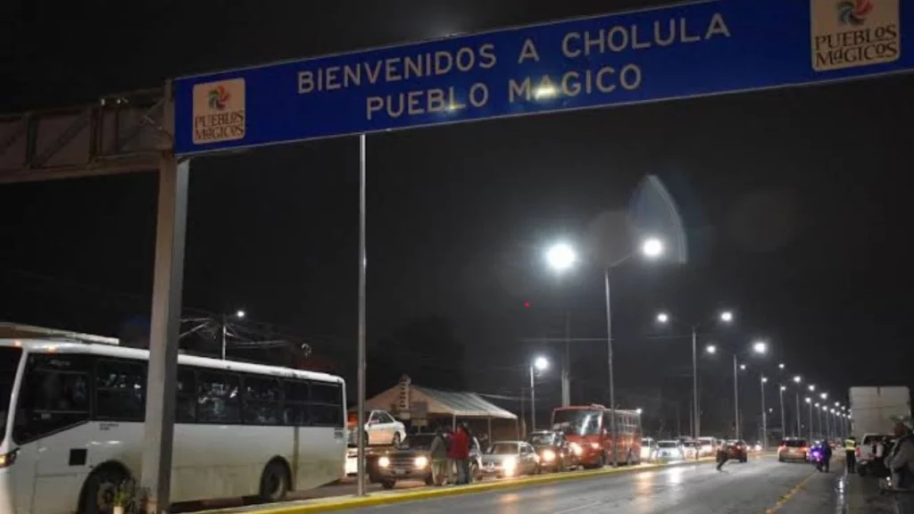 Carretera a Huejotzingo por la noche a la altura de Cholula