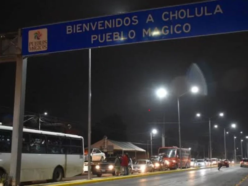 Carretera a Huejotzingo por la noche a la altura de Cholula