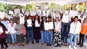 Entregan escrituras y actas a bajo costo a familias de Tlatlauquitepec