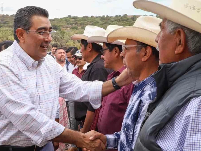 Gobernador de Puebla saludando a pobladores en Atlixco