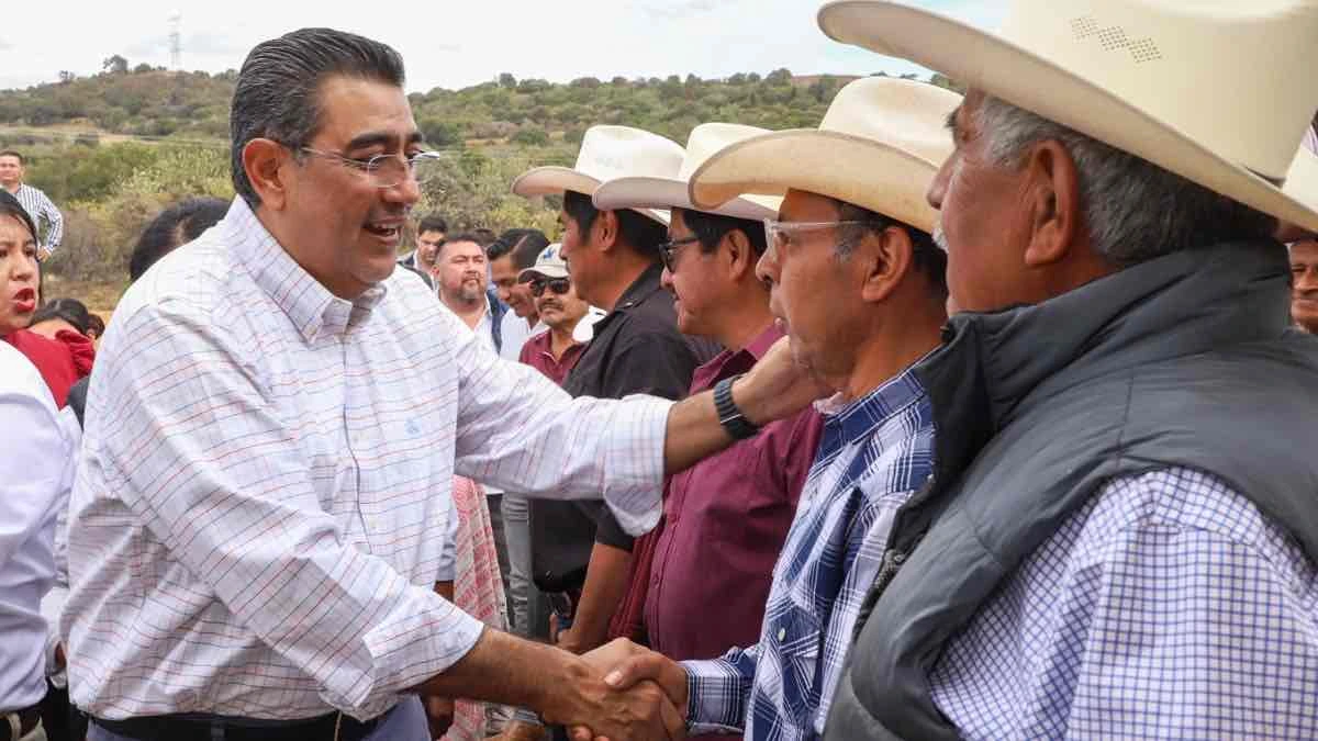 Gobernador de Puebla saludando a pobladores en Atlixco