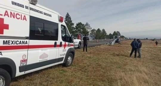 Hombre muere tras incrustar su auto con una valla metálica en la Amozoc-Perote