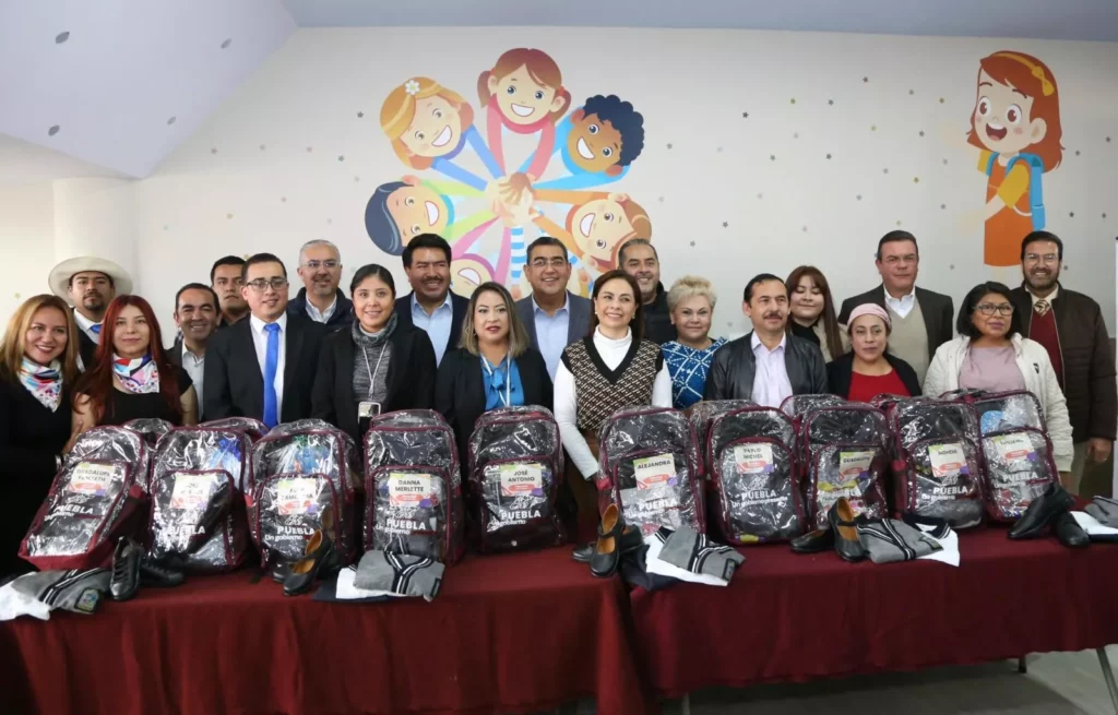 Gaby Bonilla y Sergio Salomón entregan claves escolares a casas de asistencia del SEDIF