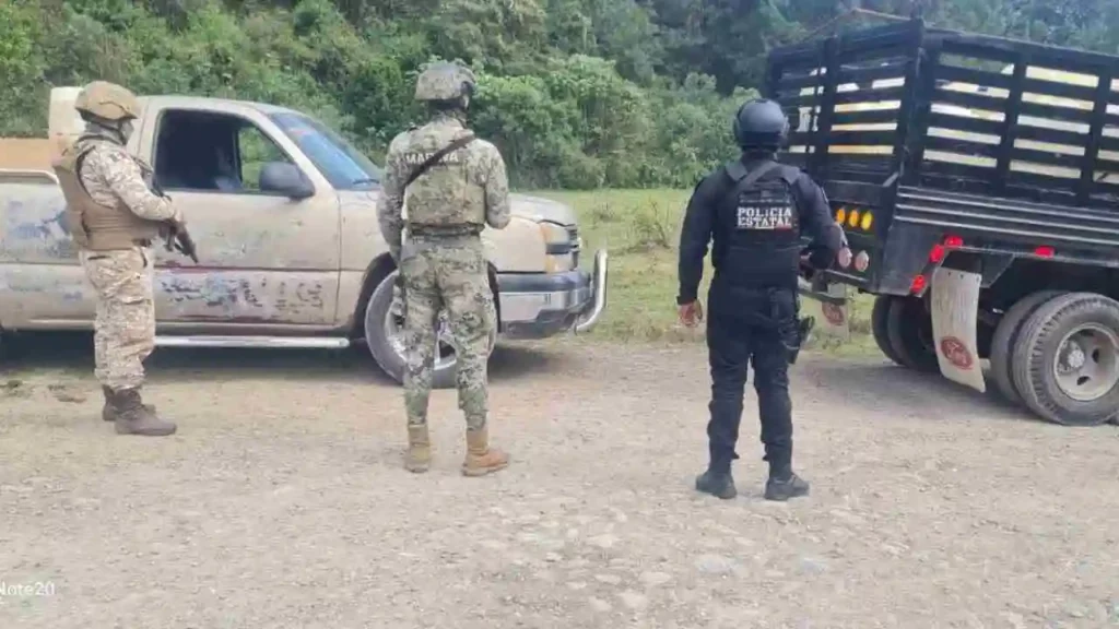 Aseguran SSP y SEMAR tres camionetas utilizadas para transportar combustible robado