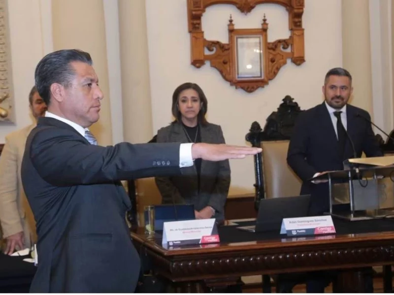 Omar Coyopol rinde protesta como nuevo tesorero en Ayuntamiento de Puebla