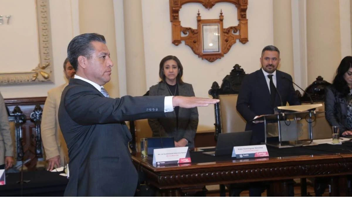 Omar Coyopol rinde protesta como nuevo tesorero en Ayuntamiento de Puebla