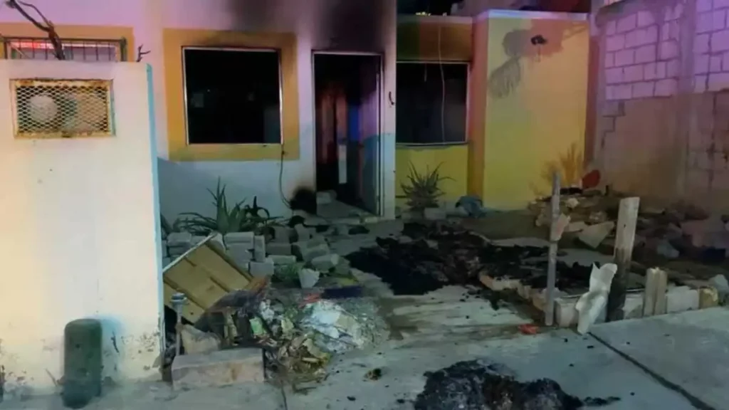 ¡Cansados de que les robe! Queman casa de presunto ladrón en Tehuacán