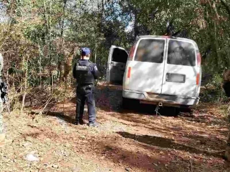 Aseguran SSP y SEMAR tres camionetas utilizadas para transportar combustible robado