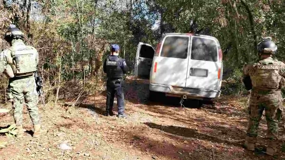 Aseguran SSP y SEMAR tres camionetas utilizadas para transportar combustible robado