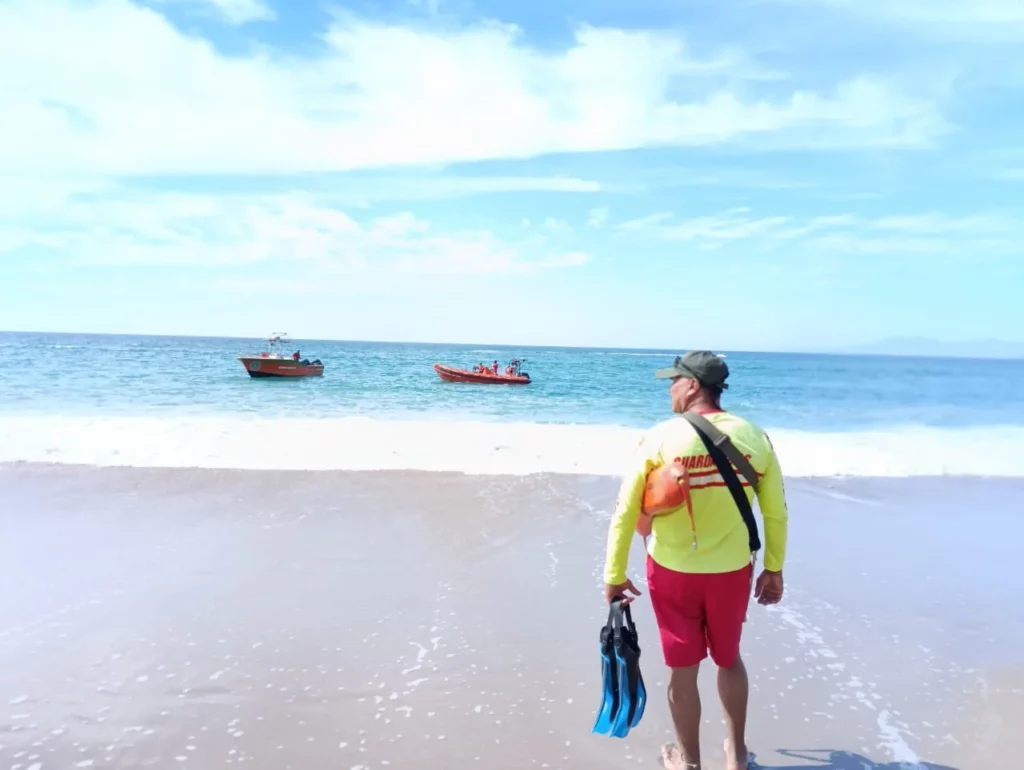 Poblano en Puerto Vallarta se mete a nadar y se lo 'traga' el mar