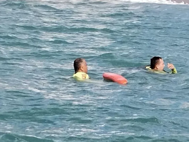Poblano en Puerto Vallarta se mete a nadar y se lo 'traga' el mar
