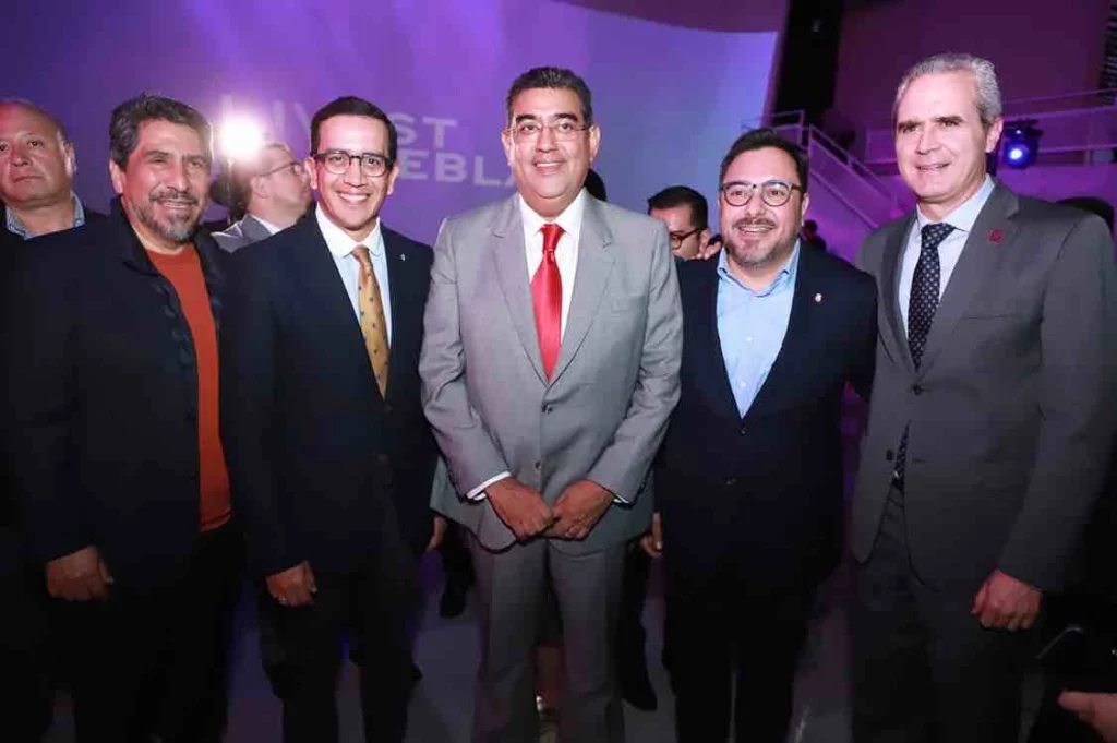 Sergio Salomón en conjunto con personalidades educativas