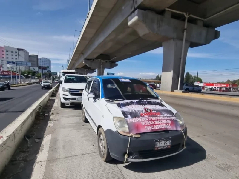 Transportistas en la autopista México-Puebla