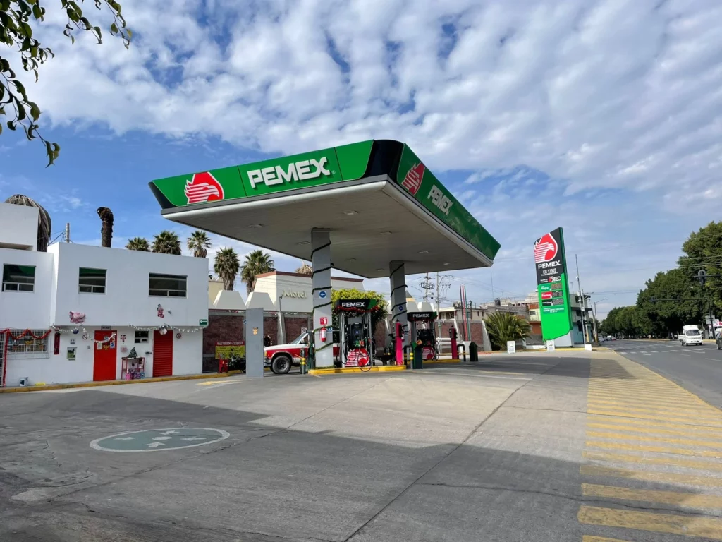 Gasolinera de Puebla actualizando sus precios en 2024