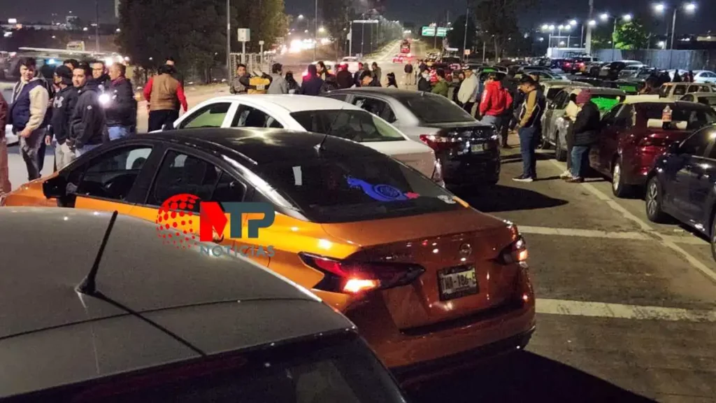 Autos de UBER y DiDi estacionados en Periférico durante protesta de choferes.