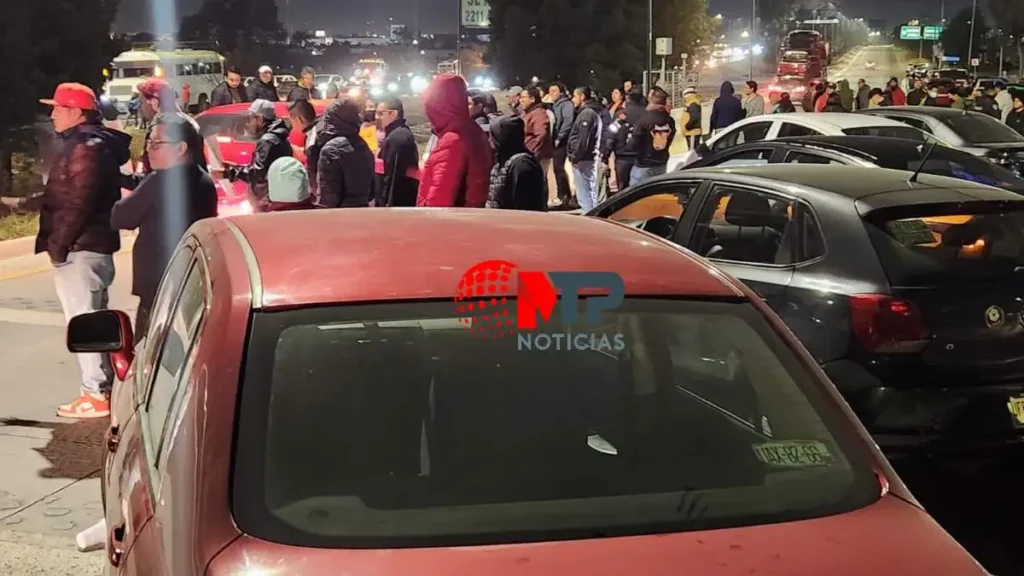 Auto estacionado en Periférico, Puebla, como protesta.