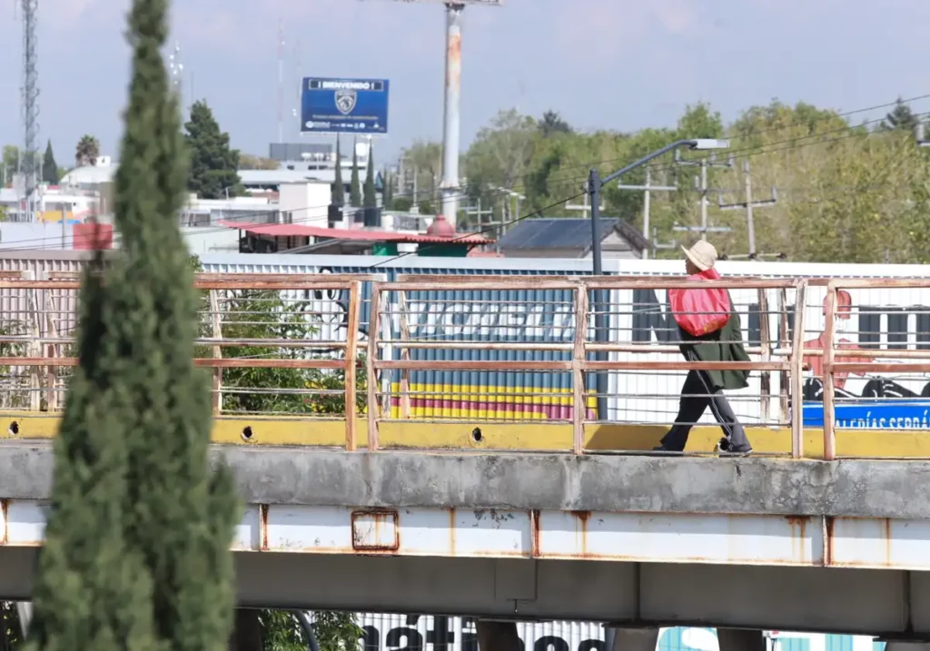 Trabajadores en rehabilitación de ciclopista Hermanos Serdán.