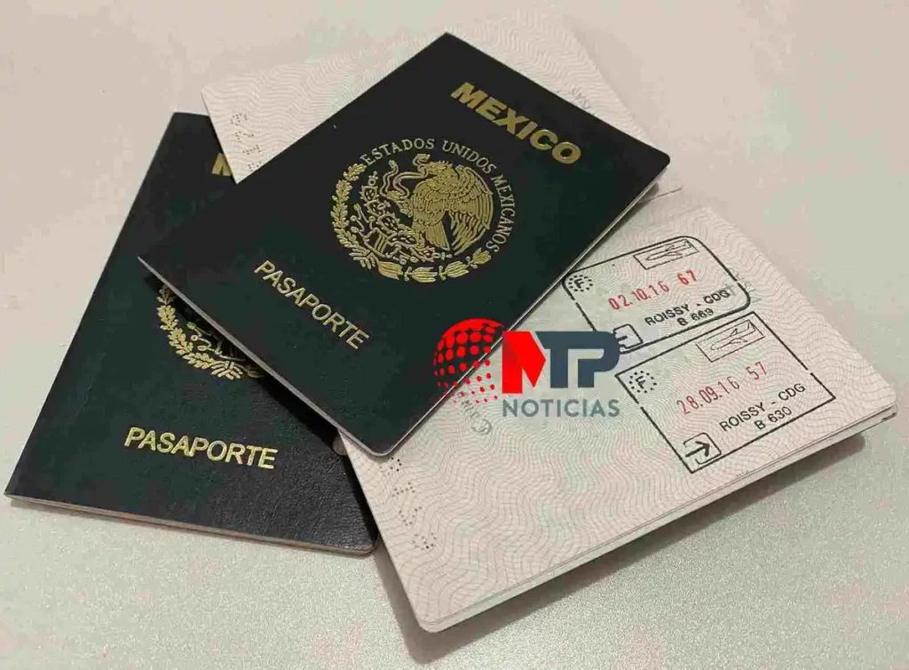Tres pasaportes mexicanos.
