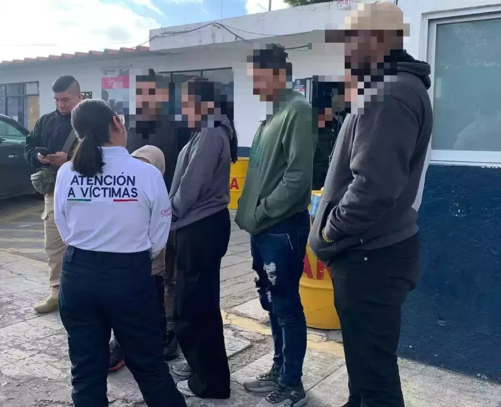 Funcionarios atienden a migrantes abandonados en Puebla.