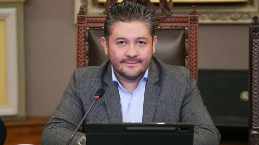 Confirma Enrique Rivera que se va del PRI para una candidatura en Morena
