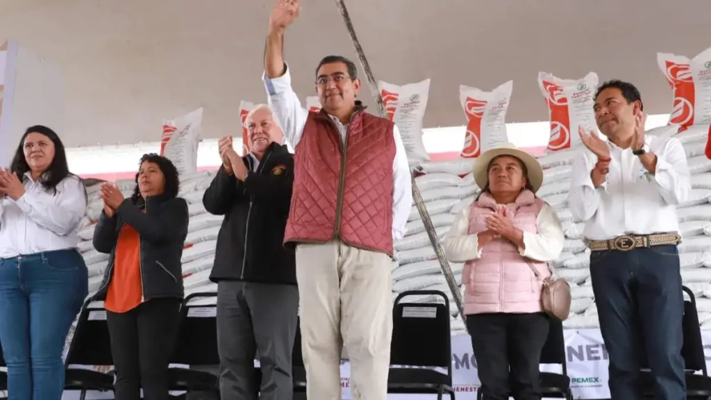 Sader y Sergio Salomón destinan 700 mdp en fertilizantes a campesinos de Tepeaca