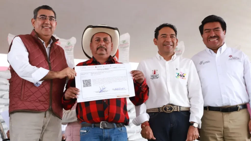 Sader y Sergio Salomón destinan 700 mdp en fertilizantes a campesinos de Tepeaca