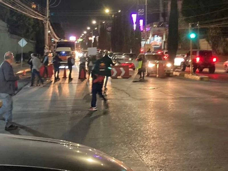 Cierran calzada Zavaleta, vecinos se ponen a retiro de reja en fraccionamiento La Concepción