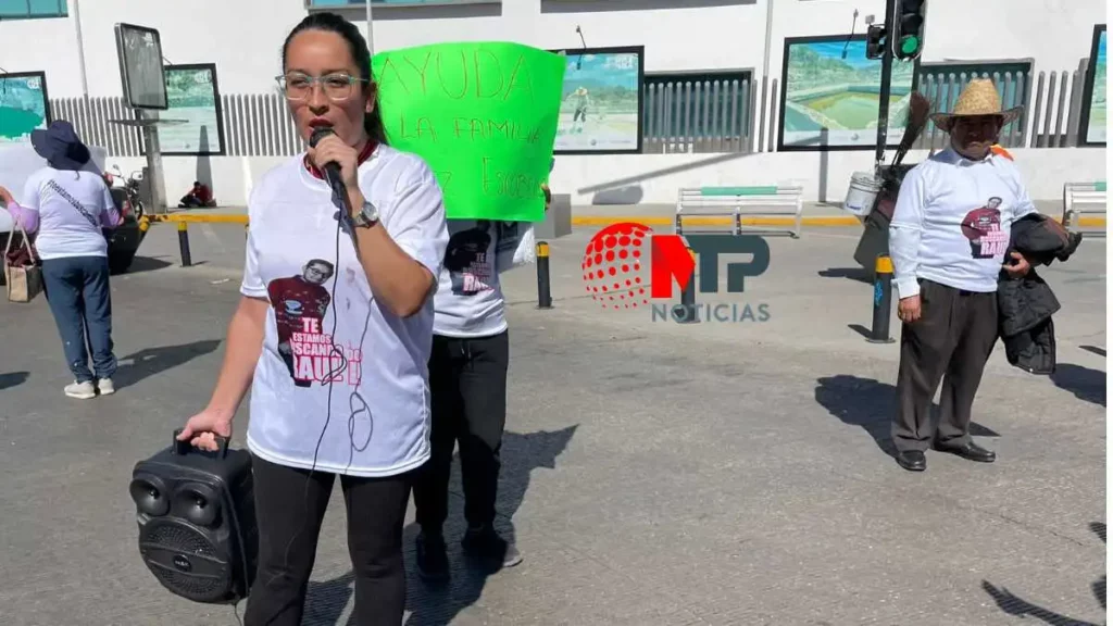 Hermana de Raúl López, desaparecido, protestan frente a Fiscalía de Puebla con bocina.