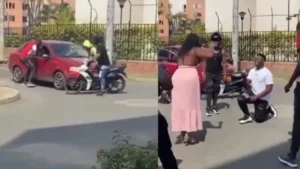 Hombre simula asalto para proponer matrimonio a su novia en Colombia (VIDEO)