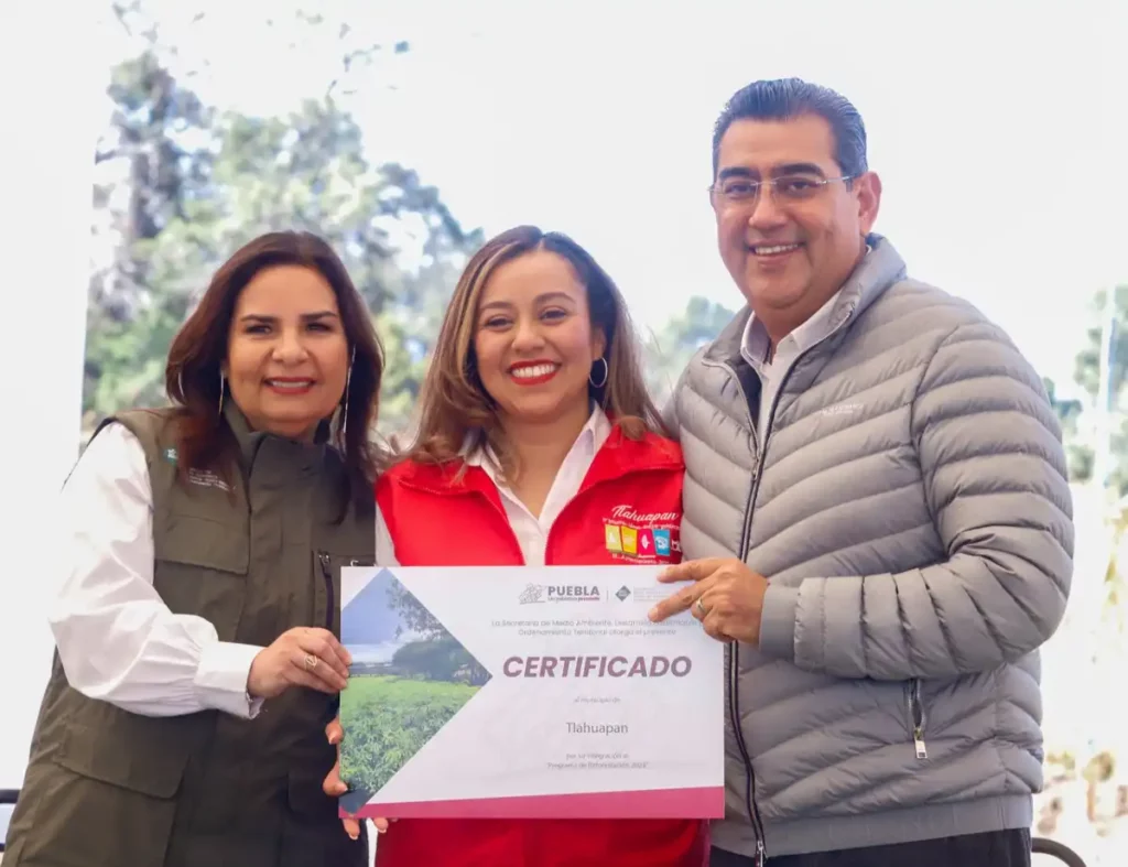 Sergio Salomón Céspedes y Beatriz Manrique entregan un certificado.