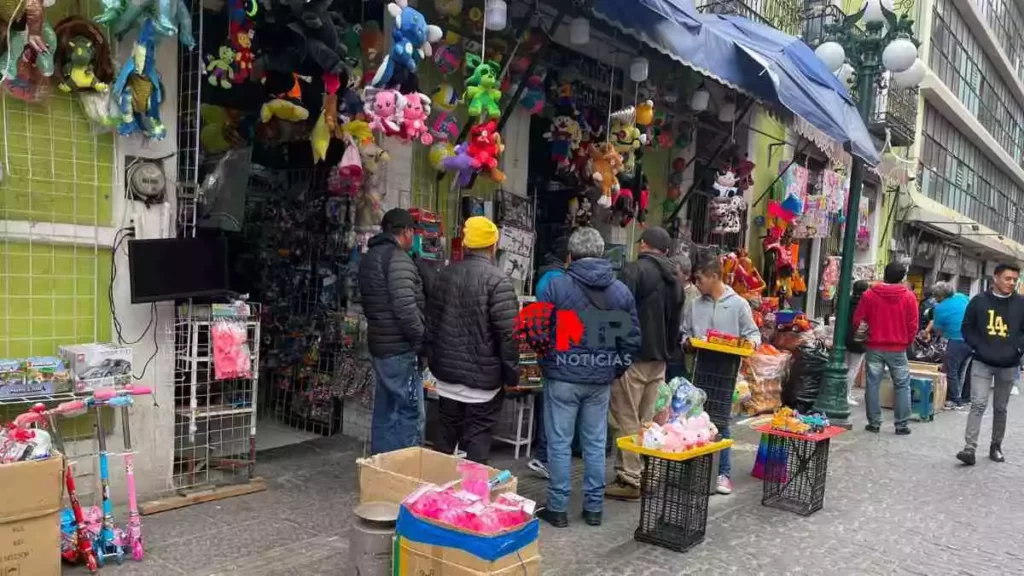 Local de juguetes en centro de Puebla por Día de Reyes.