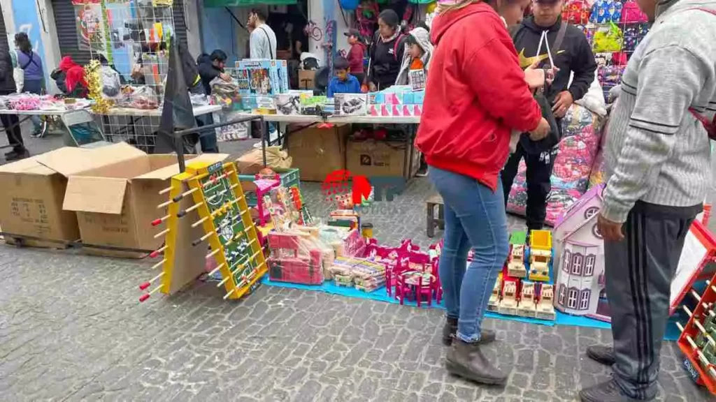 Puestos de juguetes en centro de Puebla por Día de Reyes Magos.