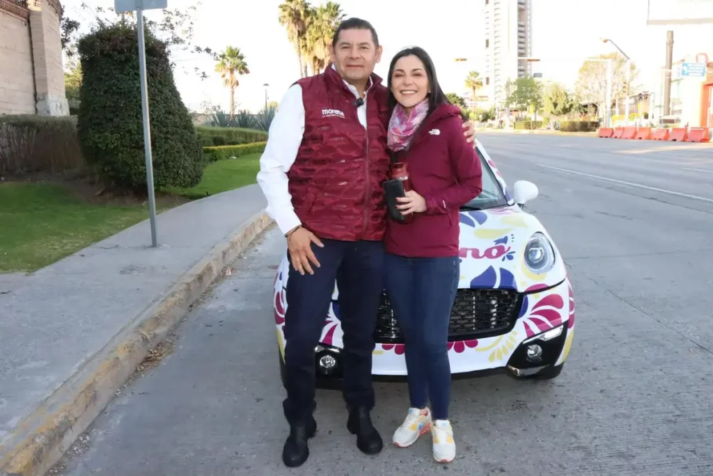 Liz Vilchis y Alejandro Armenta en viajes dentro de Puebla para encuentros con militantes de Morena.
