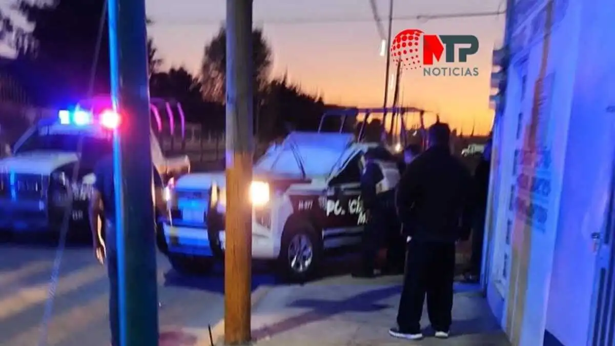 Policía muere al chocar patrulla contra pipa de gas en Tepeaca
