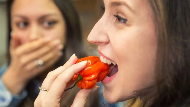 Mujer comiendo chile