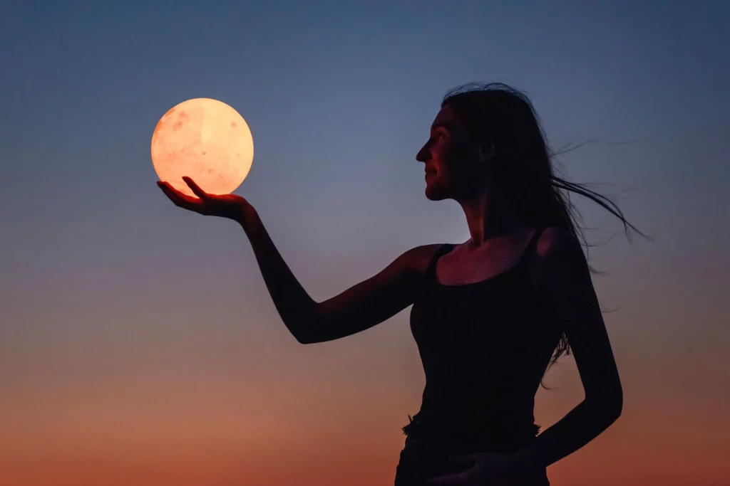 Mujer sosteniendo la luna
