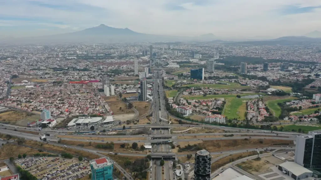 Vista aérea de vialidad en Periférico y Atlixcáyotl en Puebla.