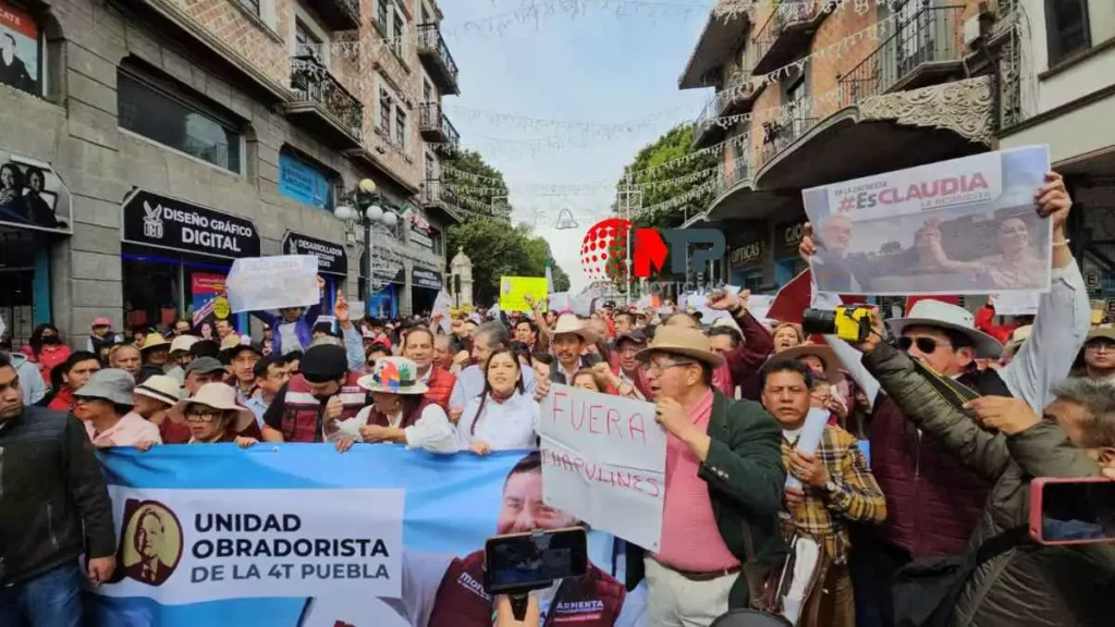Marcha de morenistas contra "chapulines" en proceso electoral 2024.