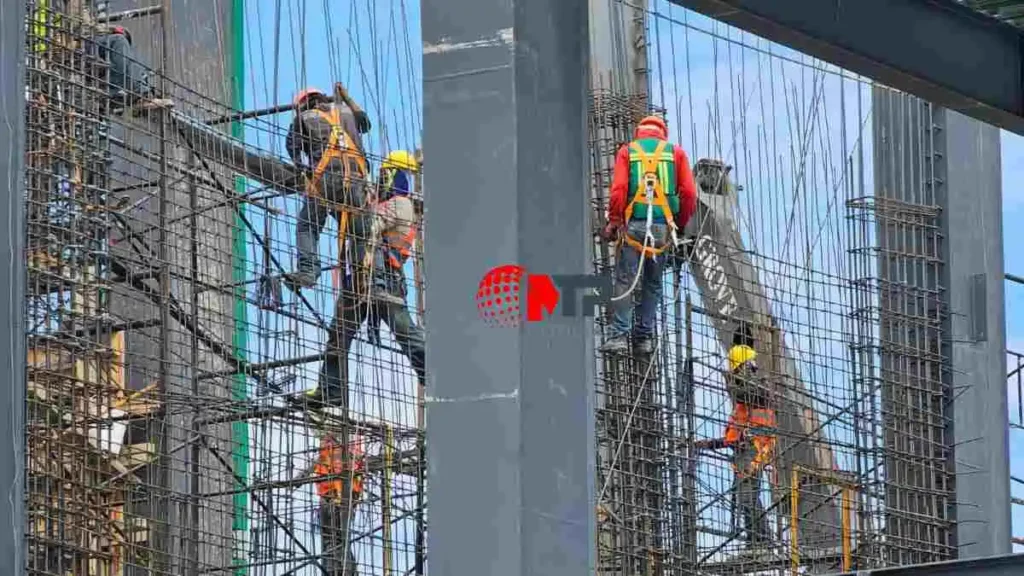Trabajadores en construcción de nuevo Congreso de Puebla.
