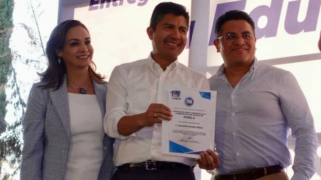Liliana Ortiz y Eduardo Rivera con constancia de candidato a gobernador del PAN
