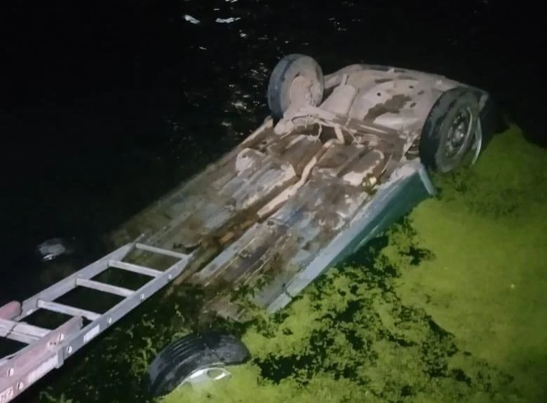 Auto volcado en lago.