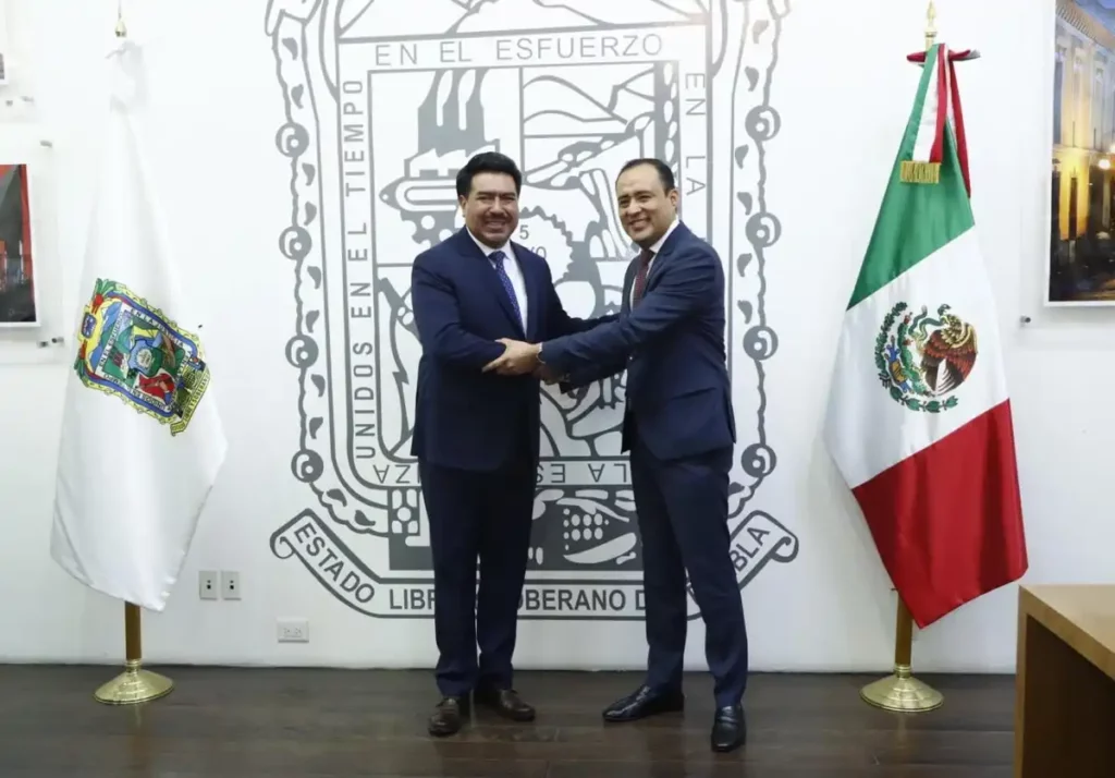 Lavjier Aquino, secretario de Gobernación en Puebla saluda a Eduardo Castillo, presidente del Congreso Puebla.