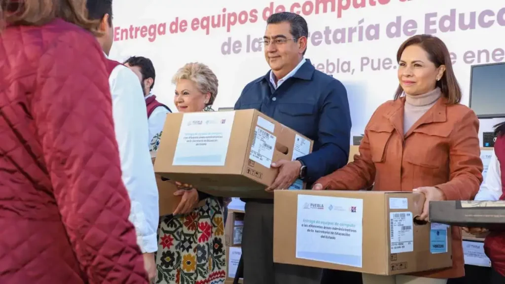 Sergio Salomón entrega mil 200 computadoras a SEP Puebla para agilizar trámites