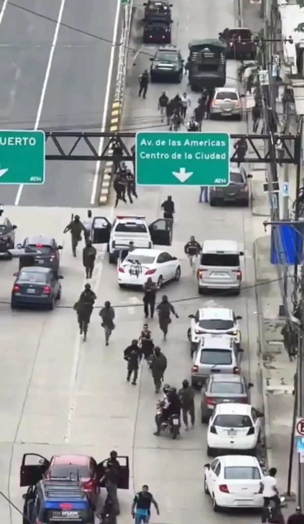¿Qué pasa en Ecuador?, toman televisora, secuestran policías